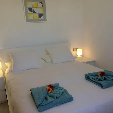 Apartmán Front Line, Contemporary, Newly Refurbished, Stunning Sea Views, Pool, Wifi, Sky